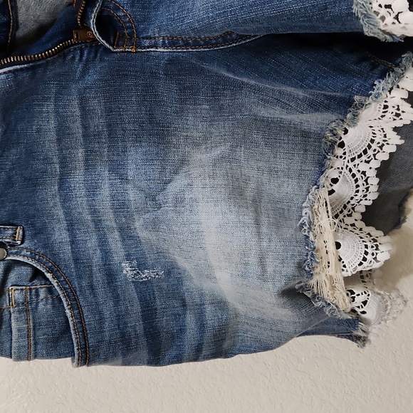 Torrid Jean shorts with lace trim - Picture 3 of 4